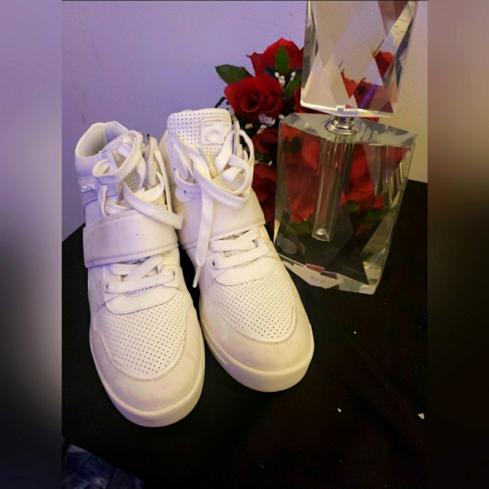 SOLD............CALVIN KLEIN WHITE WEDGE SNEAKERS 7.5M *NEW